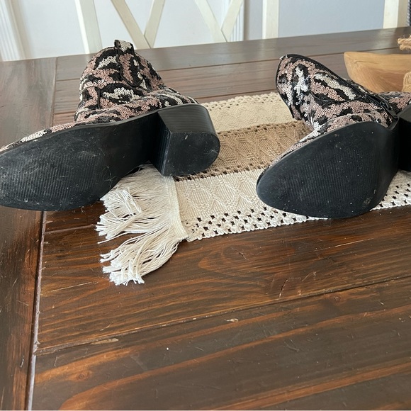 BETSEY JOHNSON Lucki Leopard Sequin Pointed-Toe Ankle Booties western Size 8 - Picture 6 of 9
